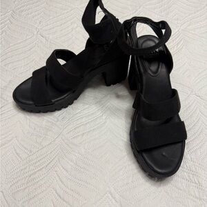 Steve Madden Women’s Black Lug Webbed Platform Sandals. Size 10